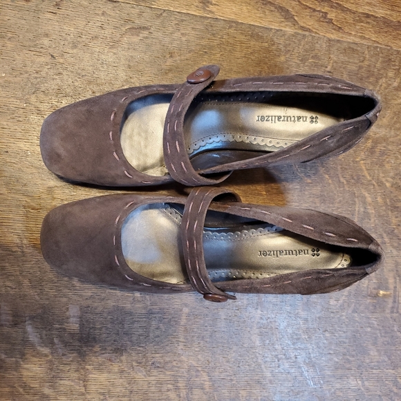 Naturalizer | Sassy brown heels with thick stitching and faux button strap - Picture 3 of 6